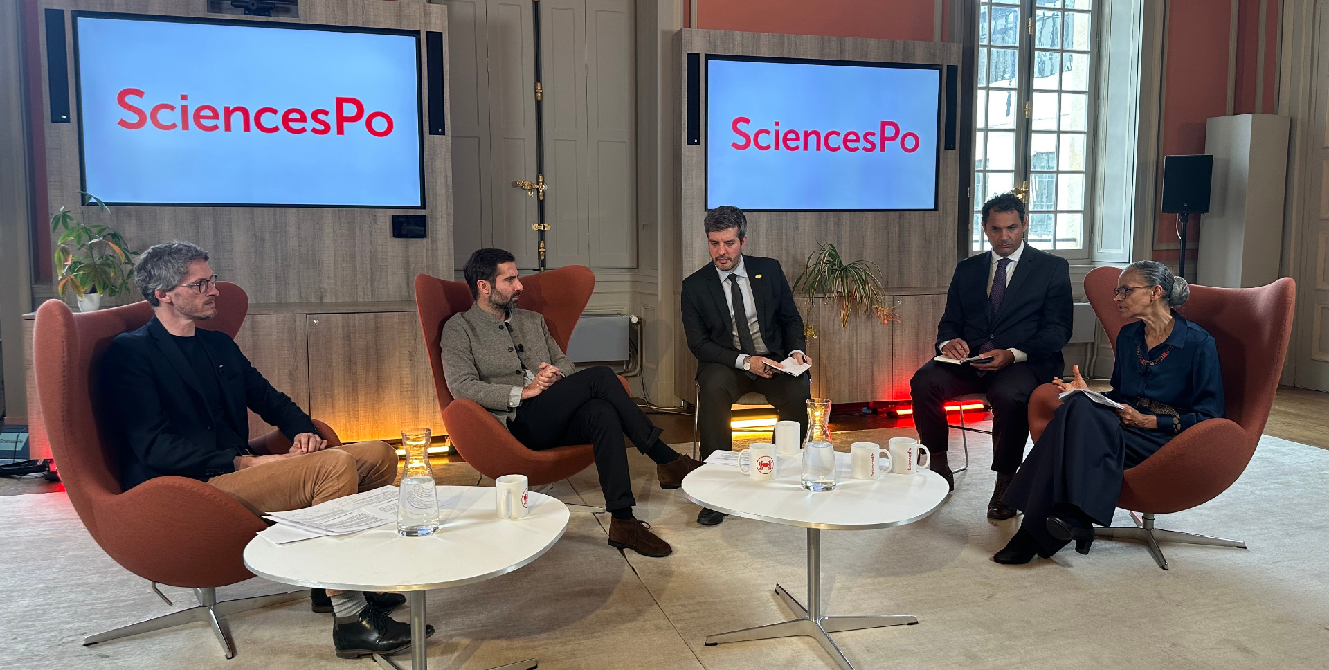 Encontro ocorreu na Universidade Sciences Po, em paralelo à visita oficial do presidente Lula à França