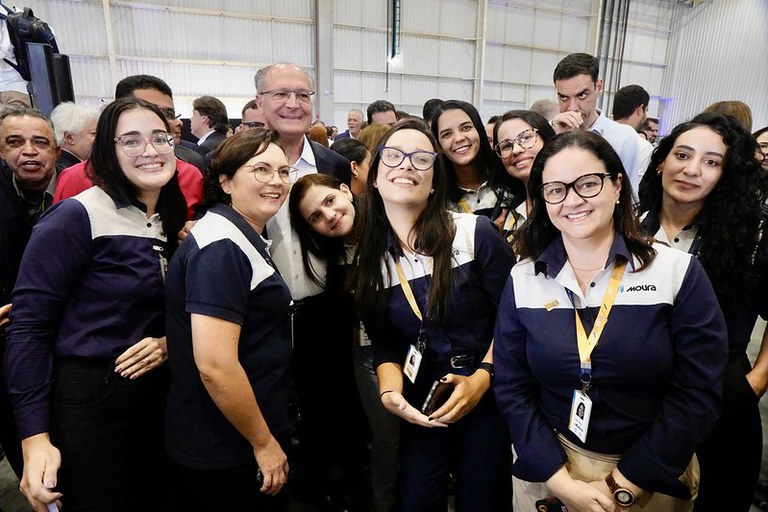 Presidente em exercício visitou complexo de produção de baterias e participou de inauguração de unidade de reciclagem